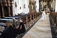 In der Barockkirche in Zwillbrock enstand eines der Motive für den Mutmachkalender: Eine türkische Frau, die allen Traditionen und religiösen Hindernissen zum Trotz ihr Leben als alleinerziehende Mutter meisterte und sich sinnbildlich selbst heiratete